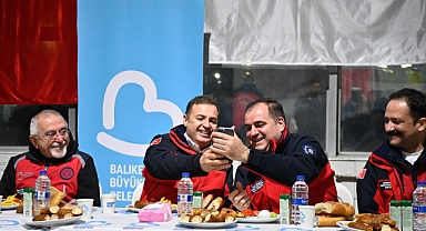 Başkan Ahmet Akın, İtfaiye Personeliyle Sahurda Bir Araya Geldi