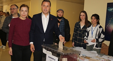 Başkan Ahmet Akın ve eşi Arbil Akın demokrasi için sandıkta