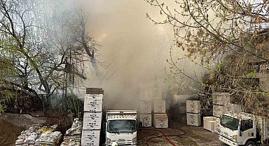 Başkentte hurda kağıt istiflenen metruk bina alev alev yandı