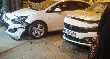 Bayrampaşa'da feci kaza kamerada: Otomobil kıraathaneye daldı, 6 kişi yaralandı