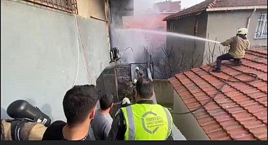 Beyoğlu'nda 4 katlı binada korkutan yangın