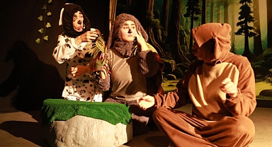 Burhaniye Belediyesi Kent Tiyatrosu’ndan 25. Yıla Özel Çocuk Oyunu: “Bizden Değilsin” Ayakta Alkışlandı