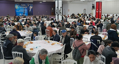 Burhaniye Belediyesi, Ramazan Ayının 25. Gününde Ahmet Akın Kültür Merkezi’nde İftar Sofrası Kurdu