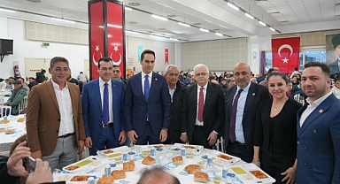 Burhaniye Belediyesi, Ramazan'ın 19. Gününde Ahmet Akın Kültür Merkezi'nde İftar Sofrasını Hemşehrileriyle Paylaştı