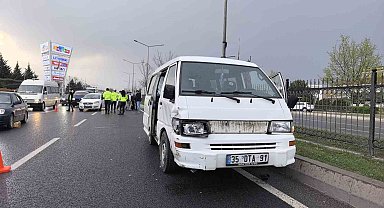 Bursa'da 3 aracın karıştığı kazada 4 kişi yaralandı