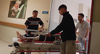 Bursa'da motosiklet park halindeki iki otomobile çarptı: 2 yaralı