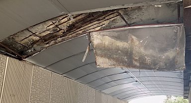 Büyükçekmece'de alt geçitten düşen parçalar araçlara zarar verdi