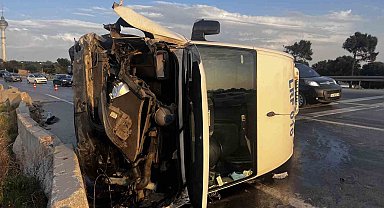 Büyükçekmece'de servis minibüsü devrildi