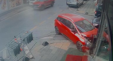 Çekmeköy'de sürücü panik yapınca doğalgaz kutusuna çarptı, o anlar kameraya yansıdı