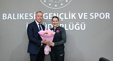 Dünya Boks Şampiyonası'nda Bronz Madalya Kazanan Esra Yıldız Kahraman, İl Müdürü Adem Özalp’i Ziyaret Etti