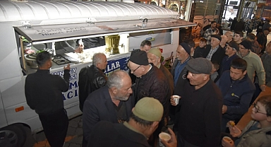 Dursunbey Belediyesi, Kadir Gecesi’nde Hemşehrilerine Sıcak Salep İkramında Bulundu
