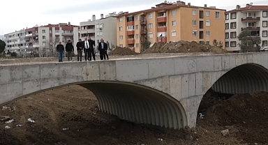 Edremit Belediye Başkanı Mehmet Ertaş, Edremit Çayı Islah Çalışmaları Kapsamında Köprü İnşaatını İnceledi