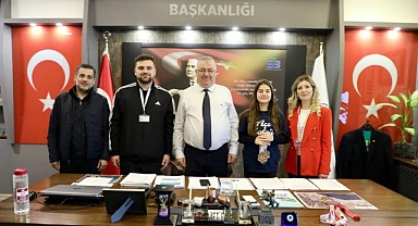 Edremit Belediye Başkanı Mehmet Ertaş, Genç Kayak Sporcusu Şengül Nisa İpek’i Ağırladı