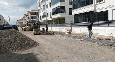 Edremit Belediyesi, Altınkum Mahallesi Muzaffer Aksoy Caddesi'nde Yol Yapım Çalışmalarını Sürdürüyor