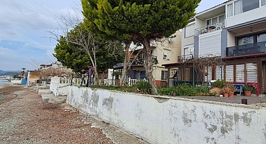 Edremit Belediyesi, Altınoluk Mahallesi Kıyı Şeridindeki İşgalleri Kaldırıyor