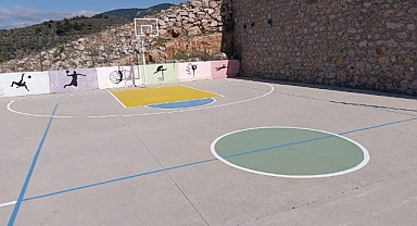 Edremit Belediyesi, Atatürk Mahallesi’ndeki Okulda Basketbol Sahası Yenileme Çalışmalarını Tamamladı