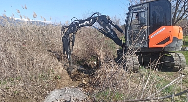 Edremit Belediyesi, Eroğlan Mahallesi’ndeki Açık Kanal Temizliğine Devam Ediyor