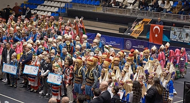 Edremit Belediyesi Halk Oyunları Ekibi, Balıkesir’deki İl Yarışmasında Büyük Başarı Elde Etti