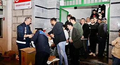 Edremit Belediyesi, Kadir Gecesi’nde Kent Genelindeki Camilerde Lokum İkramı Yaptı