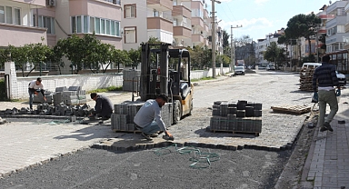 Edremit Belediyesi, Sarıkız Mahallesi'ndeki Yolların Tamirat Çalışmalarını Sürdürüyor