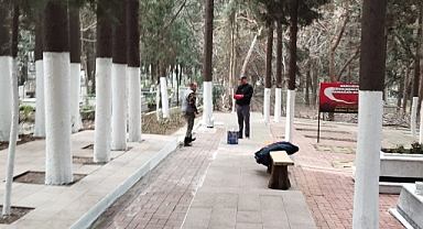 Edremit Belediyesi, Şehitlikte Bakım Çalışmalarını Sürdürüyor