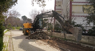 Edremit’te Oruç Reis Caddesi’nde Bozulan Yollar Yenileniyor