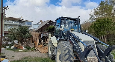Edremit’te Yeşil Alan Üzerindeki Yapılar Kaldırılıyor