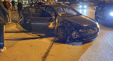 Ehliyetsiz sürücü dehşet saçtı: 4 araca çarparak durdu