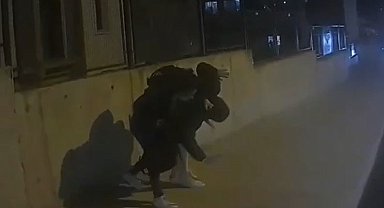 Erkek arkadaşını sokak ortasında dövdü; o anlar kamerada