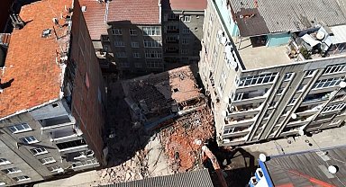 Esenler'de çöken 8 katlı bina bitişiğindeki 2 binaya zarar verdi: Binanın çökme anı kamerada