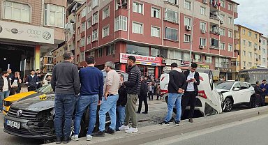 Esenler'de zincirleme kaza: 6 araç ve motosikletin karıştığı kaza anı kamerada