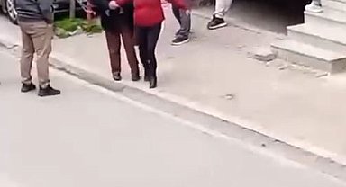 Esenyurt'ta bir kadını takip eden adam mahalleli tarafından darp edildi