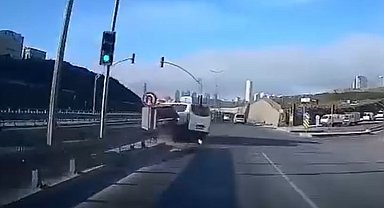 Esenyurt'ta yasak yerden dönüş yapmaya çalışan sürücü kazaya neden oldu: O anlar kamerada