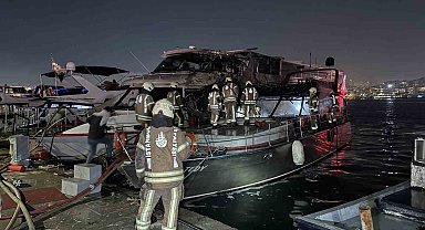 Fatih'te 2 teknede çıkan yangın paniğe neden oldu