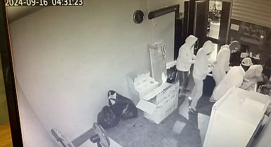 Fatih'te dükkandaki para dolu kasayı böyle çaldılar