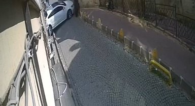 Fatih'te vitesleri karıştırınca kaldırımdaki kadına çarptı: O anlar kamerada
