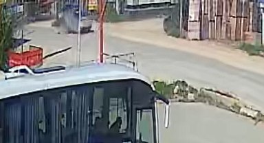 Feci kaza kamerada… Metrelerce savrulan motosikletli hayatını kaybetti