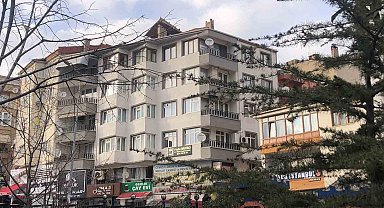 Gemlik'te şiddetli rüzgar terastaki sediri uçurdu