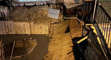 Güngören'de 6 katlı binanın bitişiğindeki inşaat alanında toprak kayması yaşandı