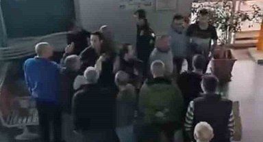 Güvenlik görevlileri ile vatandaşlar arasındaki gerginlik kamerada