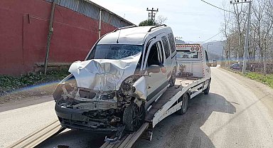 Halk otobüsü ile hafif ticari araç çarpıştı: 1 yaralı