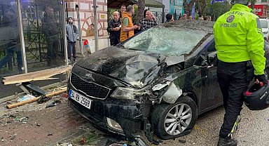 İftar saati otomobil otobüs durağına daldı: 2'si ağır 6 yaralı