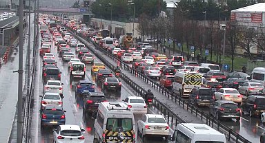 İstanbul'da trafik yoğunluğu yüzde 80'e ulaştı