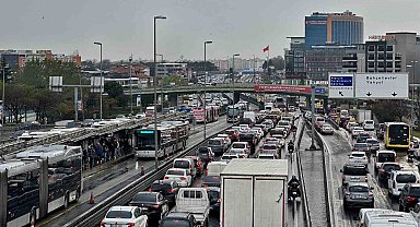 İstanbul'da yağmur trafik yoğunluğuna neden oldu