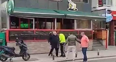 Kadıköy'de elinde silahla bir mekana giren şahsa trafik polisi müdahale etti