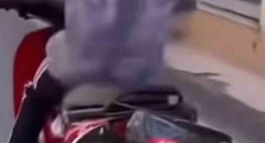 Kaskı kafasına değil plakaya taktı...İlginç anlar kamerada