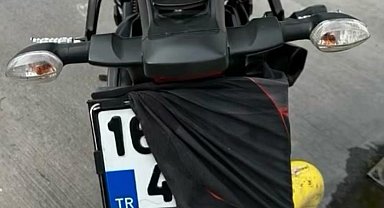 Kendisini yakalayan polisle hatıra fotoğrafı çektirdi..."Geçmiş olsun gençler"