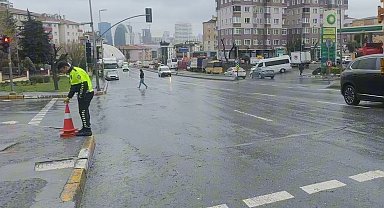 Kırmızı ışık ihlali yapan araç öğrencilere çarptı