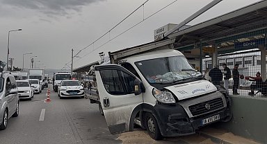 Kontrolden çıkan kamyonet metro bariyerlerine vurdu