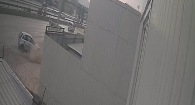 Kontrolden çıkan otomobil tırın altına girdi: 1 yaralı